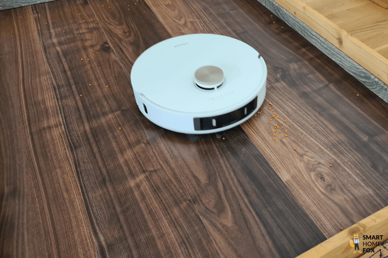 Der Dreame L20 Ultra saugt im Test Linsen auf einen Laminatboden.